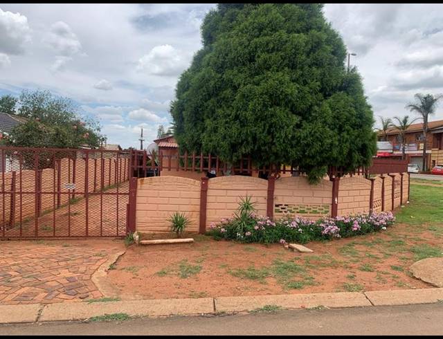 2 BEDROOM HOUSE FOR SALE IN LENASIA SOUTH EXT 1